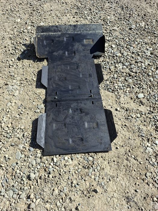 Vând scut motor Mitsubishi l200 2004