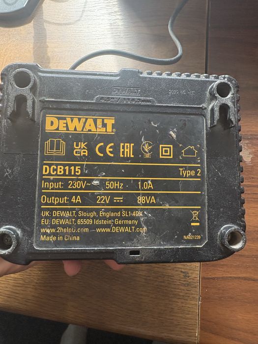 Încărcător și baterie Dewalt