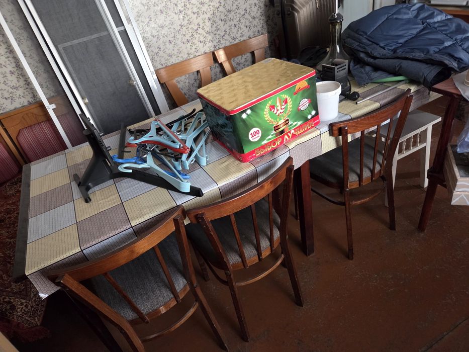 Продам холодильник , столы