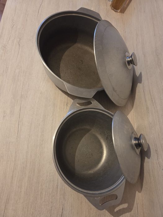 Продам 2 кастрюли 5 и 2,5 литра.