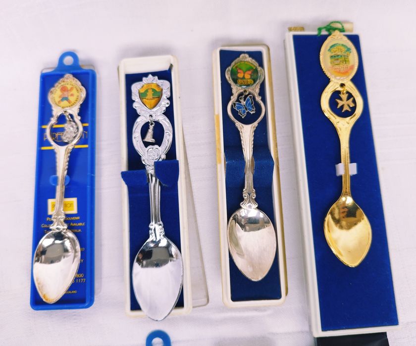 Lot 8 lingurite suvenir placate cu argint, de colectie, din anul 1994.