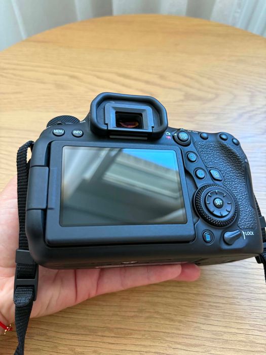 Canon EOS 6D Mark II ( Body )