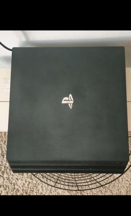 Consola PlayStation 4 Pro + 2 controllere