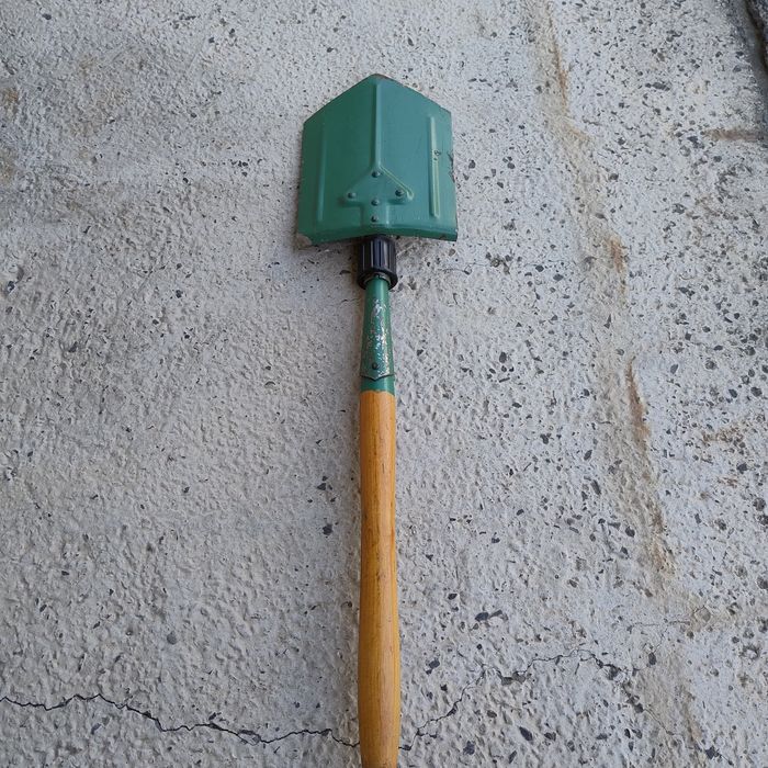 Продавам сгъваема лопатка