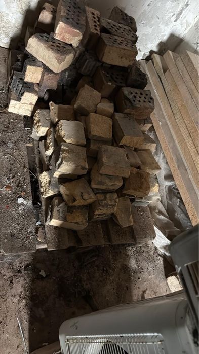 Куски кирпичей