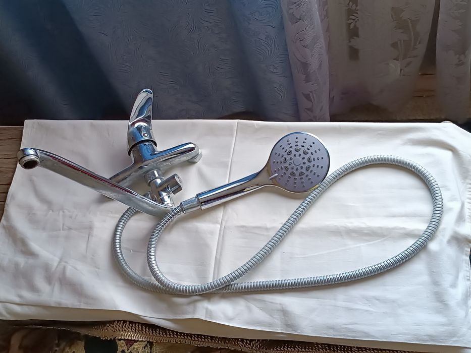 Продам смеситель для ванны