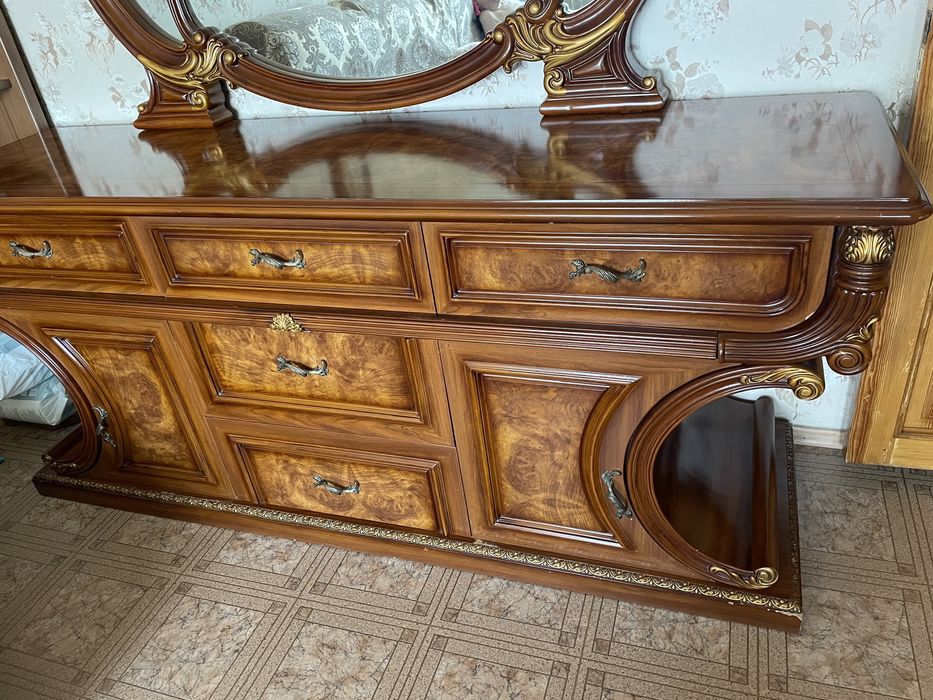 Продам камод с зерколом и горку