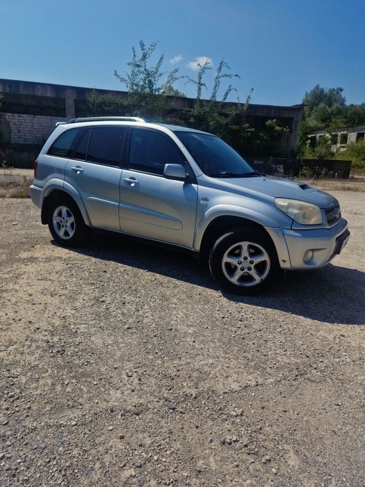 Vând Toyota RAV4, an 2004, motor 2.0 D-4D diesel 116 CP, cutie manuală, tracțiune 4x4.