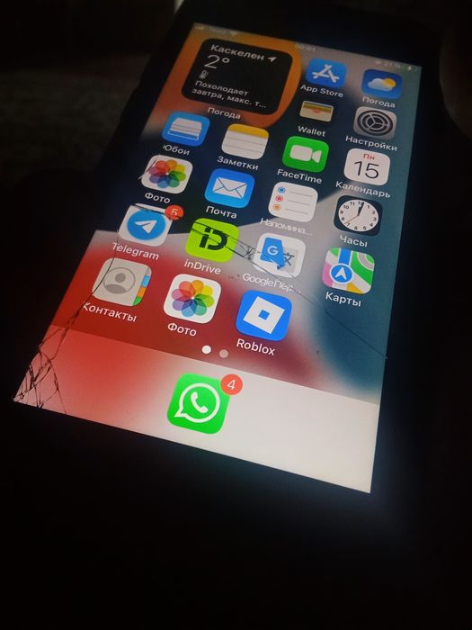 Продам айфон7разбит дисплей но работает