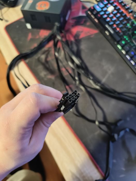 Vând sursa aqirys de 550W