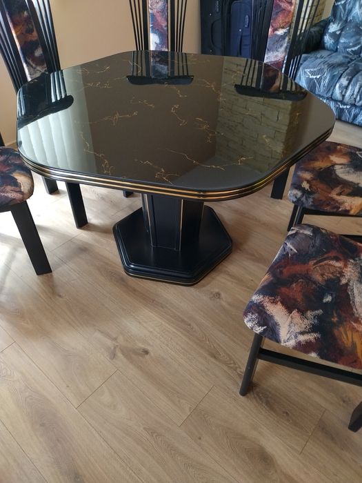 Продавам шестоъгълна трапезнаа маса. Намалена -400лв.