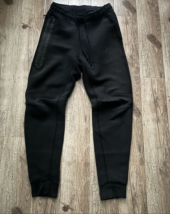 Vand pantaloni Nike tech