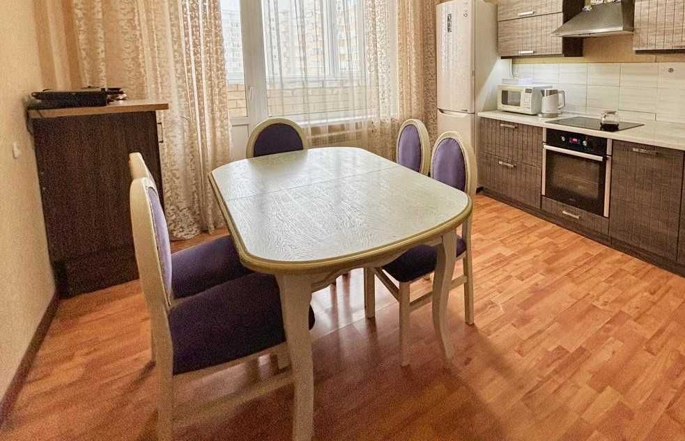 Продаётся обеденный стол со стульями.