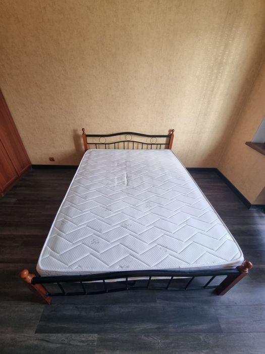 Кровать с матрасом