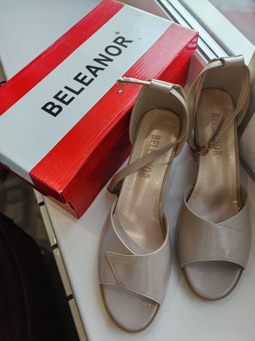 Продам босоножки новые 39 размер