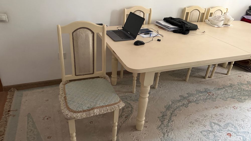 Стол со стульями