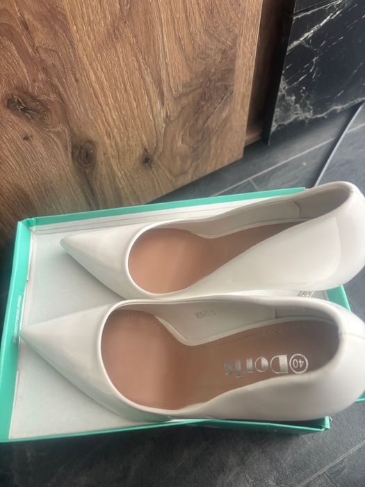 Дамски обувки на висок ток