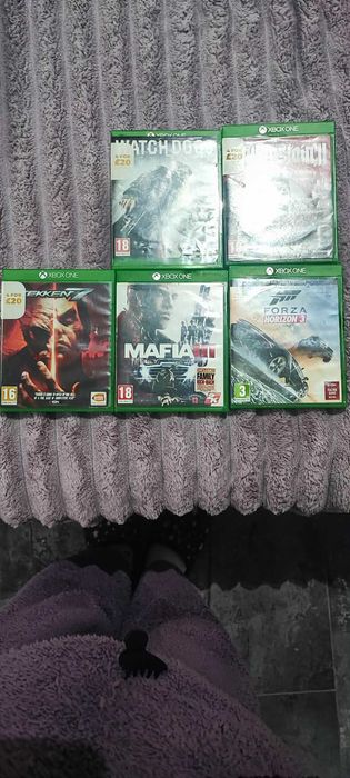 Xbox One S 1tb с два джойстика и игри