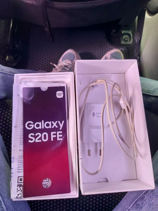 Продам телефон Samsung galaxy s20 fe.