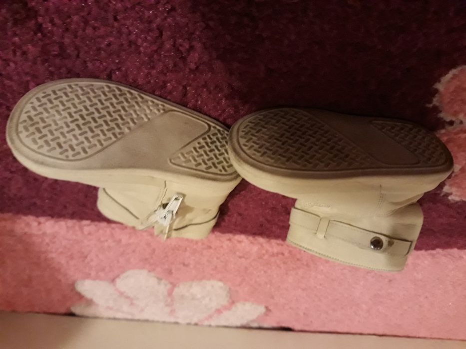 Ghetute bebelusi din piele