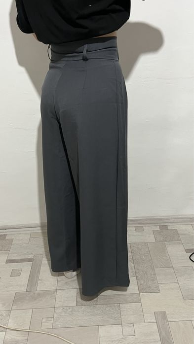 Брюки сером оттенке.