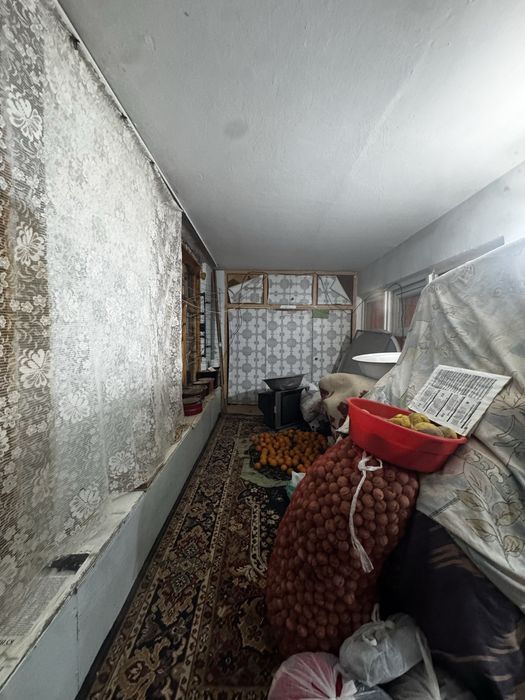 2 ком 2 этаж середина не по далеку от дороги!