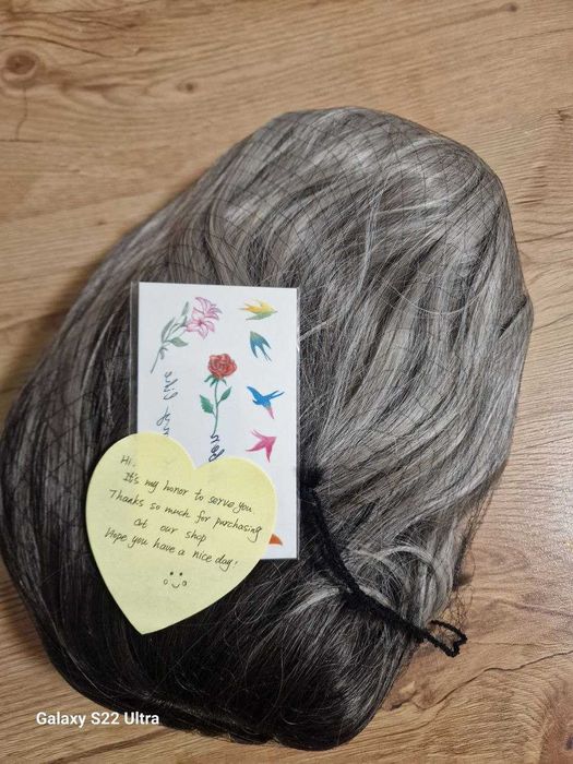 Дълга сива вълнообразна перука с бретон