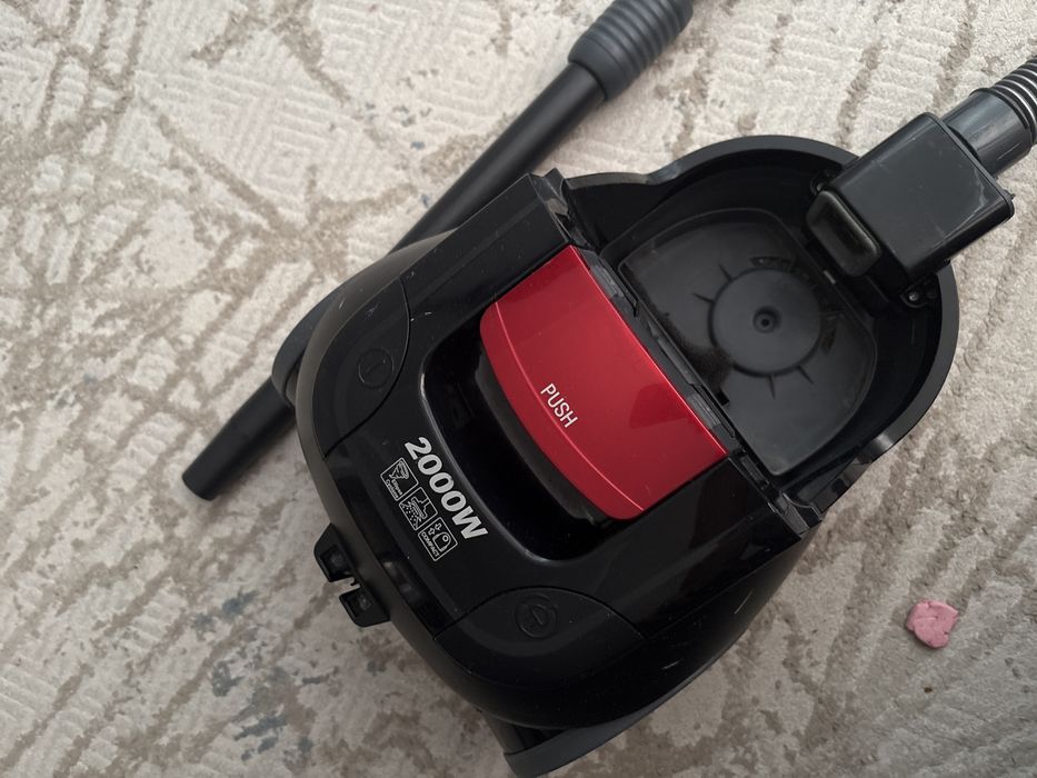 Продам пылесос 2000 вт lg