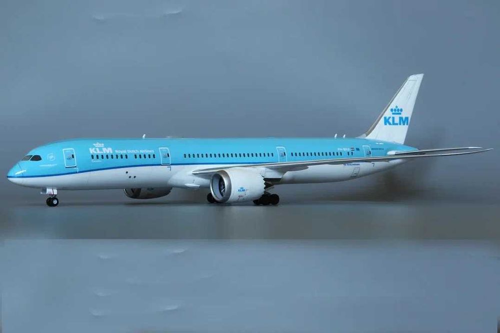 Модель самолёта Boeing 787-900