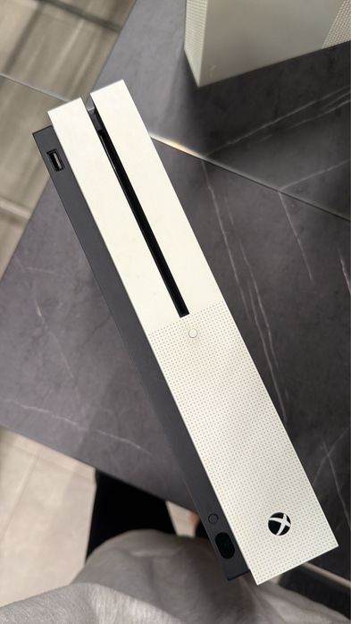 XBOX One S 1TB - Идеальное состояние