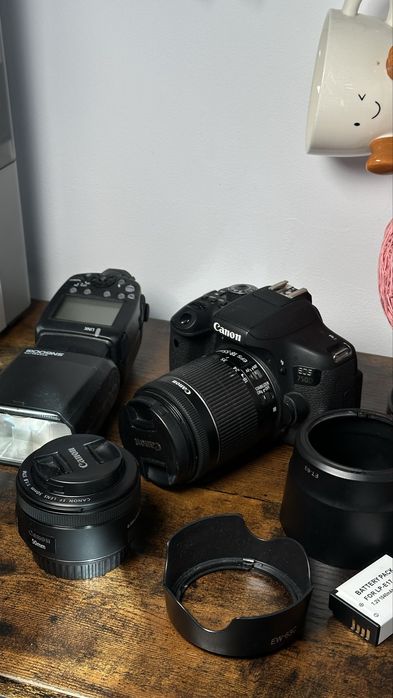 Canon EOS 750D + 18-55mm + Canon 50mm f/1.8 STM + blitz Godox + rucsac foto
