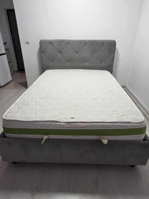 Vând pat tapițat 140/200, cu somiera rabatabila și ladă depozitare