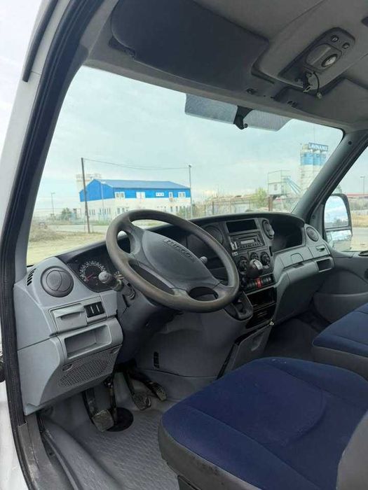 Iveco Daily 35c12 basculabil pe trei părți pe cutie