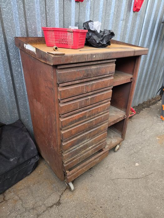 Продам инструментальный стол передвижной.