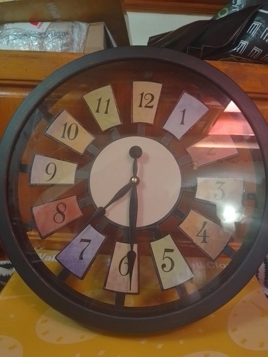 Стенен часовник-цветен