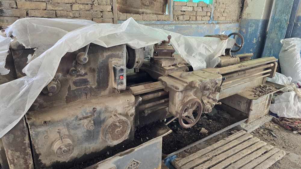 Токарный станок сотилади.