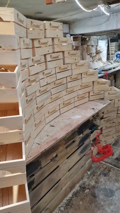 Коледна дървена щайга/ кошница за корпоративни подаръци