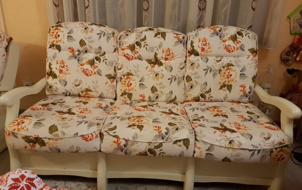 Триместен диван с флорални мотиви