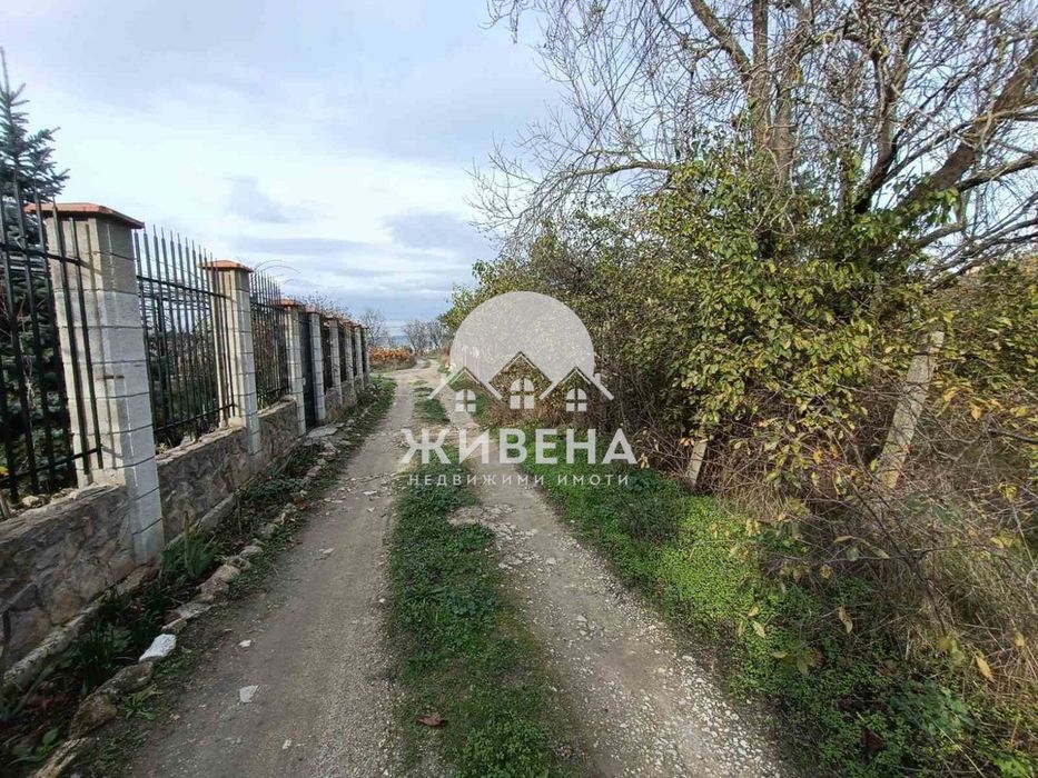 Продава парцел в м-т Зеленика, площ 600 кв.м, с партида за вода