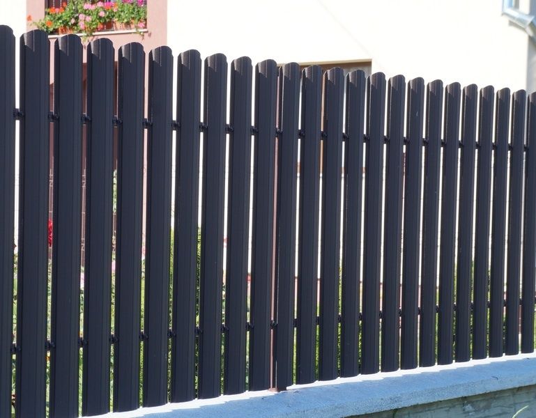 Meșter la garduri din șipcă metalică