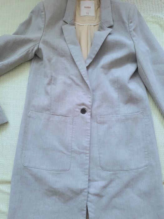 Pardesiu gri Pull&Bear S