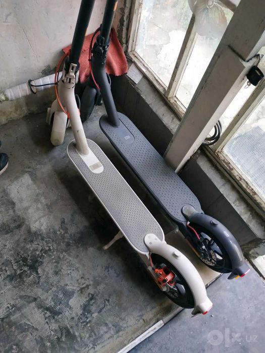 Электросамокат белого цвета. Xiaomi Mi Electric Scooter 3