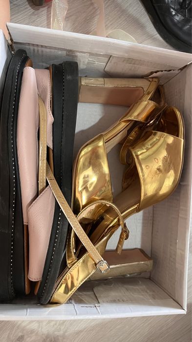 Отдам даром обувь