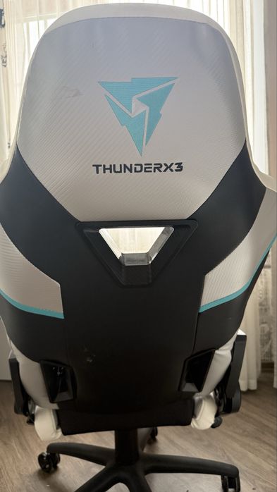 Продам компьютерный игровой стул ThunderX3
