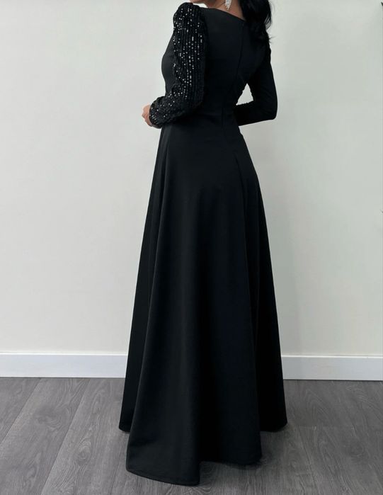 Rochie cu paiete din material creponat