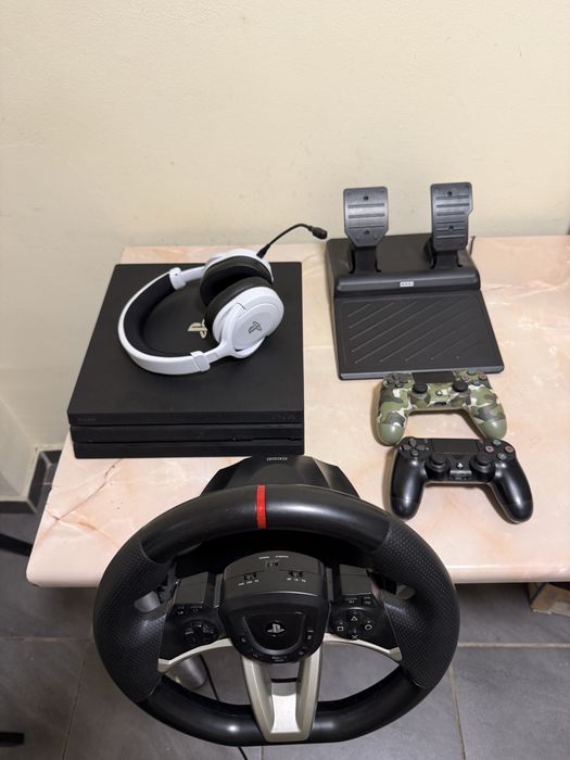 Playstation 4 Pro 1TB spatiu de stocare 4k HDR cu volan , 2 controllere , căști si 5 jocuri