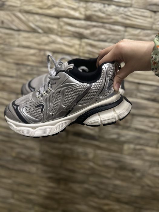 Серебристые кроссовки 38 р