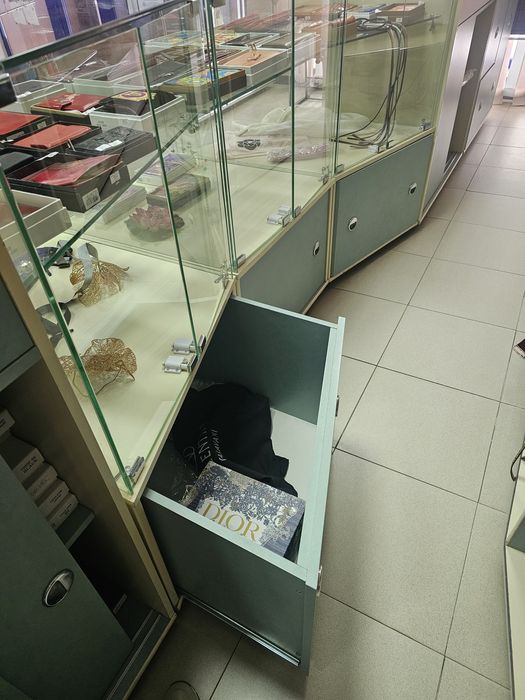 Витрина "куб скошенный"