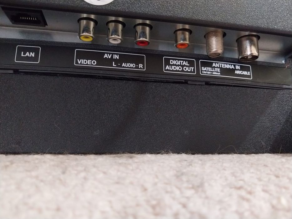 Смарт телевизор Yasin 81см. С кронштейном.