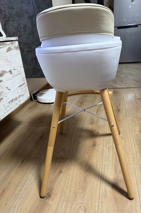 Дървеното столче за хранене Woody на KikkaBoo